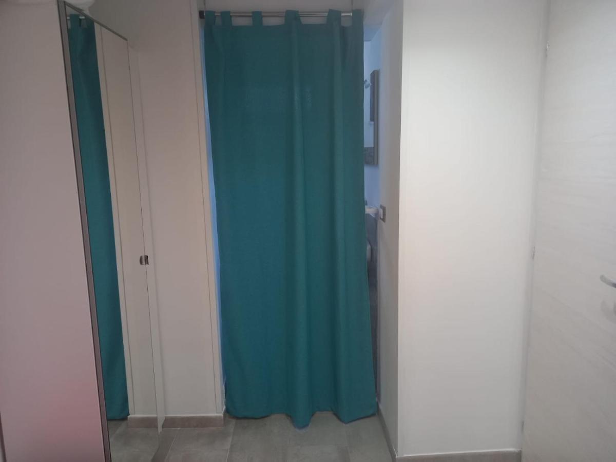 Room In Historical City Centre With Private Bathroom カターニア エクステリア 写真