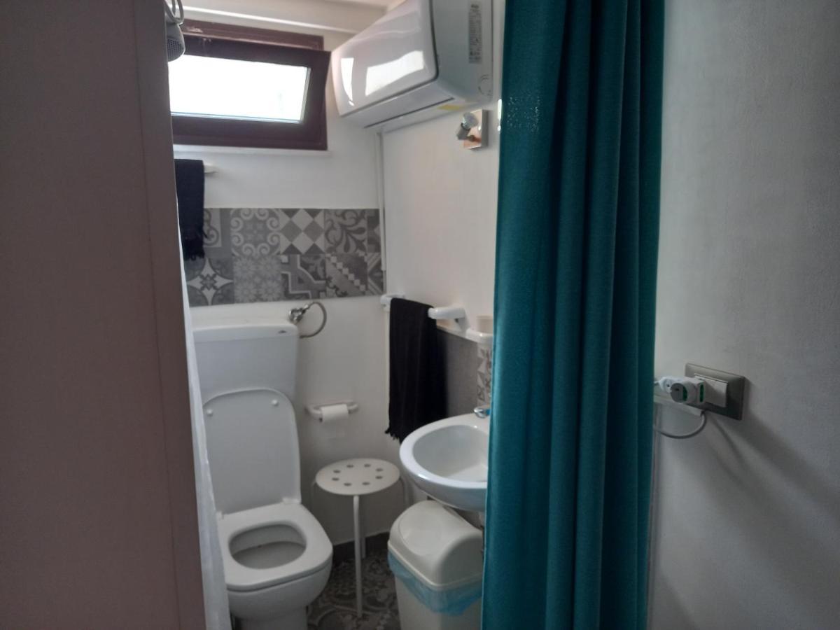Room In Historical City Centre With Private Bathroom カターニア エクステリア 写真